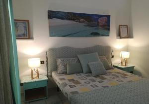 CabeçadasSea view houses, Praia de Chaves, Boa Vista, Cape Verde, FREE WI-FI的一间带一张床和两盏灯的小卧室