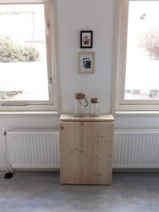 斯哈亨Tuinhuis的客房设有2扇窗户和1个带罐子的木箱