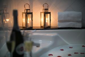 卡利亚里卡斯特伦旅馆的浴室水槽上方有两根蜡烛