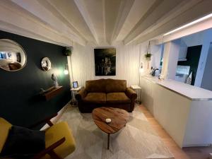 波尔多Charmant et spacieux studio (T1bis) - Bordeaux, Chartrons的客厅配有沙发和桌子