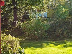 Henån8 person holiday home in HEN N的坐落在郁郁葱葱的绿色庭院顶部的房子