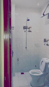 达喀尔Chambre SEJOUR的一间带卫生间和淋浴的浴室
