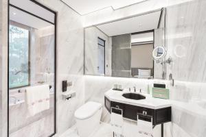 杭州杭州西湖国宾馆的一间带卫生间、水槽和镜子的浴室
