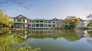 杭州杭州西湖国宾馆的前面有湖泊的大房子