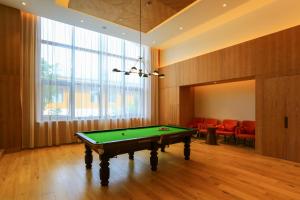抚松县长白山吉视传媒铂尔曼度假酒店的台球室,内设台球桌