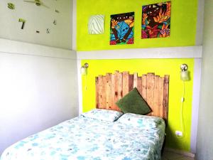 埃尔巴列德安通Casa India Dormida的一间卧室配有一张带木制床头板的床