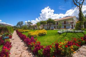 乌鲁班巴Hotel Agustos Urubamba的一座建筑前的鲜花花园