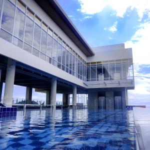 巴东The ZHM Premiere Padang的一座建筑前面设有游泳池