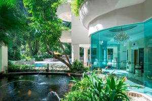 新加坡Shangri-La Apartments的池塘中央的游泳池