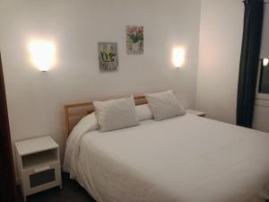 埃尔帕索Bellavista的卧室配有白色的床和2个枕头