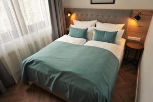 魏玛dieSonne的一间卧室配有一张带蓝色床单的大床