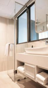 曼谷The Quarter Ploenchit by UHG - SHA Extra Plus的一间带水槽和镜子的浴室
