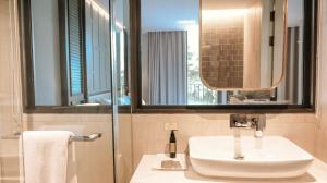 曼谷The Quarter Ploenchit by UHG - SHA Extra Plus的一间带水槽和镜子的浴室