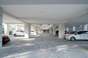 梭罗迪帕拉贡曼都罗旅馆的大型停车场,里面停放汽车