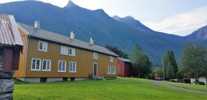 InnfjordenLensmansgarden Marteinsgarden的山地房子
