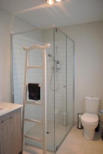 罗斯巴德BeachTownhouse779的浴室设有玻璃淋浴间和卫生间
