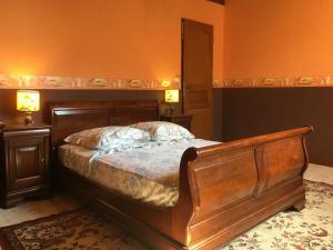 Mont-le-VignobleLes chambres d'hôtes de l'Ecurie Goupil的一间卧室配有一张床、两个床头柜和台灯