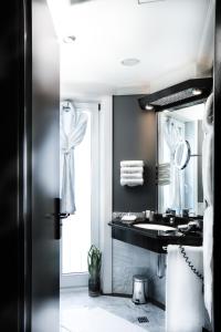 柏林新柏林酒店的一间带水槽和镜子的浴室
