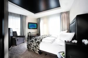 柏林新柏林酒店的酒店客房配有一张床、一张书桌和一台电视。