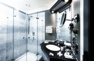 柏林新柏林酒店的带淋浴、盥洗盆和浴缸的浴室
