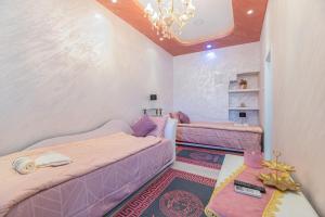 尼克希奇Apartman 1 KOVAČINA的一间卧室配有两张床和吊灯。
