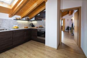 柯尼希斯湖畔舍瑙Haus am Bergbach的一间铺有木地板并配有棕色橱柜的厨房