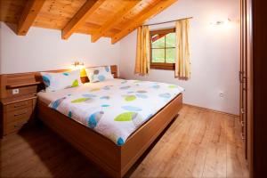 柯尼希斯湖畔舍瑙Haus am Bergbach的一间带一张大床的卧室,位于带窗户的房间内