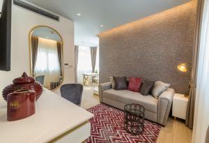 布德瓦Buldero Boutique的带沙发和镜子的客厅