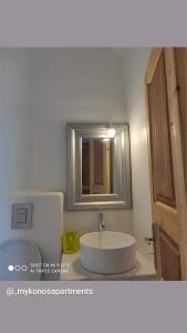 圣斯特凡诺斯Mykonos Rooms的浴室设有白色水槽和镜子