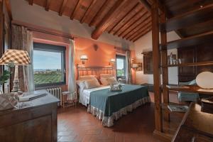 因普鲁内塔La Casa Gialla的一间卧室设有一张床和一个大窗户