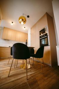 斯拉沃尼亚布罗德Apartman Gold的一间厨房,里面配有桌椅