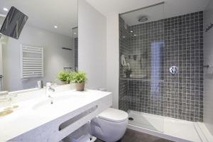 萨洛布鲁玛酒店的一间带水槽、卫生间和淋浴的浴室