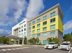 多拉Holiday Inn Express Doral Miami, an IHG Hotel的 ⁇ 木 ⁇ 染的希尔顿酒店