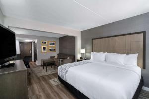 罗利La Quinta by Wyndham Raleigh Downtown North的酒店客房设有一张大床和一台电视。