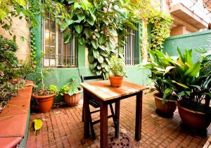 巴塞罗那Estudio Finestrelles的庭院设有木桌和盆栽植物
