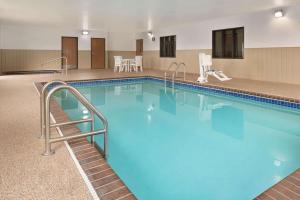 苏福尔斯苏福尔斯速8酒店的蓝色的大游泳池,位于酒店客房内