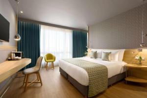 雅典大雅典温德姆酒店的配有一张床和一张书桌的酒店客房