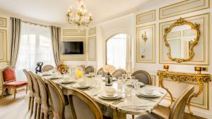 Luxury 6 Bedroom 5 bathroom Palace Apartment - Louvre View餐厅或其他用餐的地方