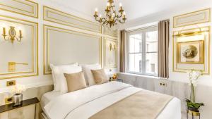 巴黎Luxury 6 Bedroom 5 bathroom Palace Apartment - Louvre View的卧室设有一张白色大床和一扇窗户。