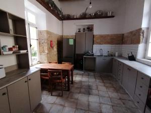 拉纳卡Le Mat Hostel的厨房配有木桌和桌药屋。
