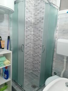 帕拉钦Fast Sleep & Go 1的浴室设有玻璃淋浴间和卫生间