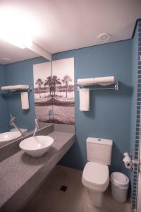 乌贝兰迪亚Lizz Hotel的浴室配有白色卫生间和盥洗盆。