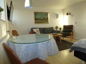 斯文堡Kastanievejens overnatning的客厅配有桌子和沙发