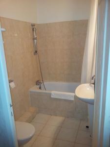 尚塞拉德艾唐雷纳酒店的带浴缸、卫生间和盥洗盆的浴室