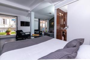 土伦塞伦亚酒店的一间带大床的卧室和一间客厅