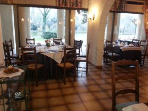 尚塞拉德艾唐雷纳酒店的用餐室设有桌椅和窗户。