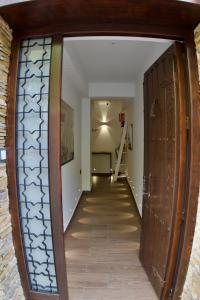 皮诺斯赫尼尔El refugio的走廊设有大型木门和楼梯