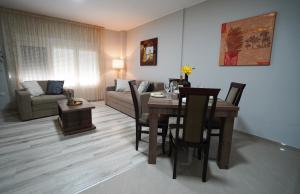 克拉多沃Apartman Nastasijevic的客厅配有桌子和沙发