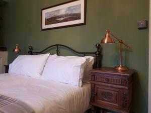 多尔盖罗Afallon Townhouse Gwynedd Room的一间卧室,配有一张床和床头灯