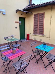 摩德纳R&B La Pomposa dei Motori的庭院里一组桌椅